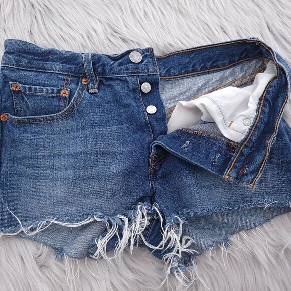 Levi's 501 Women's Size 26 Cherry Denim Raw Hem Distressed Shorts - Picture 5 of 8